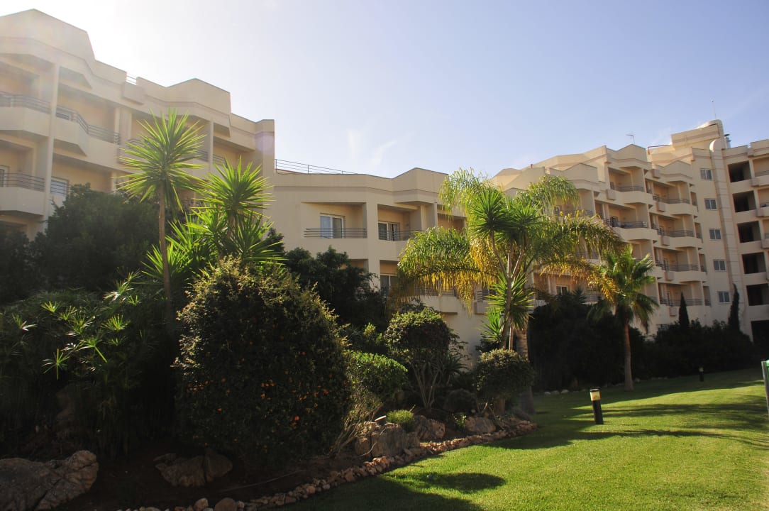 Gartenanlage mit Hotel PortoBay Falésia