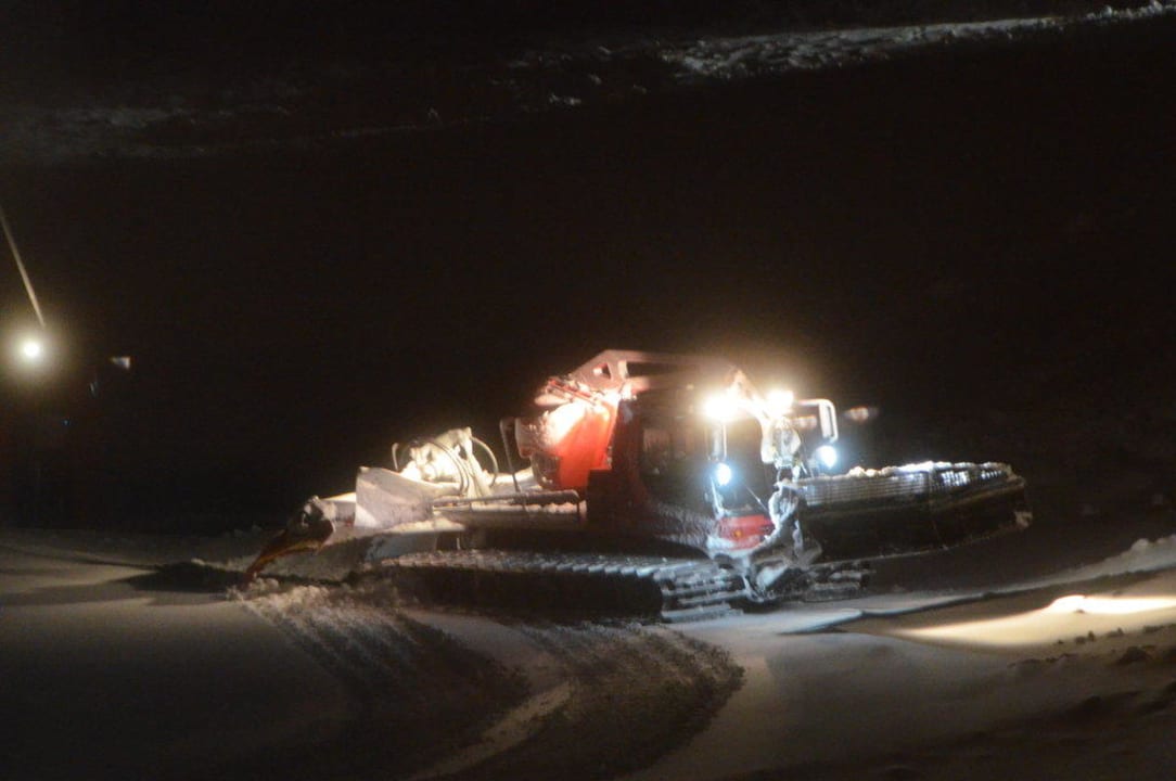 Pistendienst vor dem Hotel  Panorama Hotel Almhof