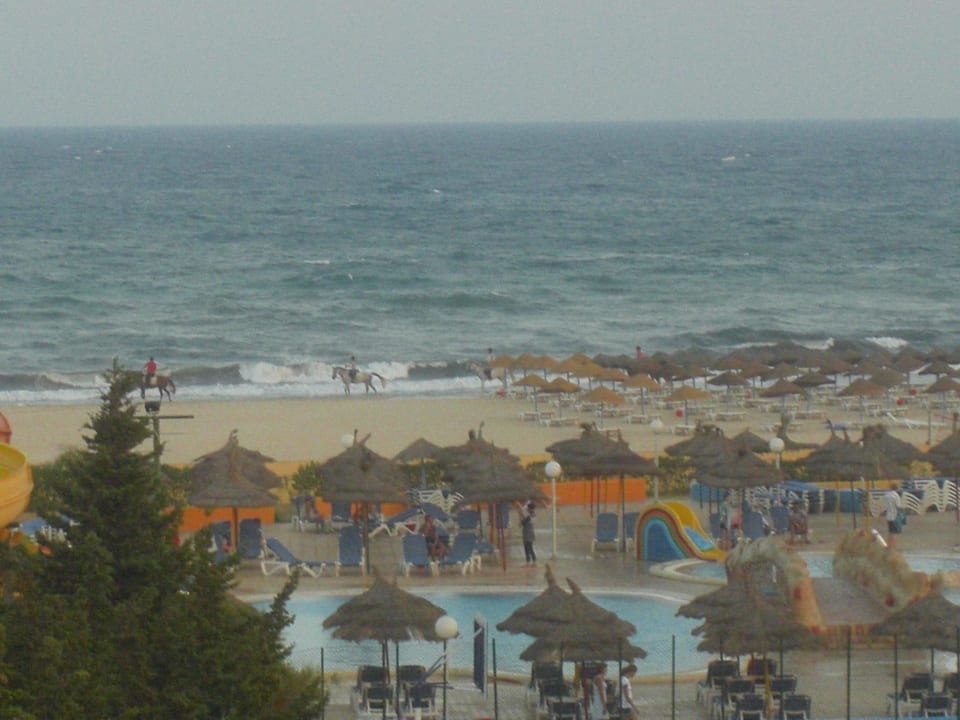 Blick vom Zimmer auf den Pool und Strand Hawai Beach Club