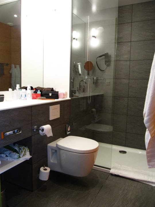 Badezimmer mit Dusche Leonardo Hotel Amsterdam Rembrandtpark