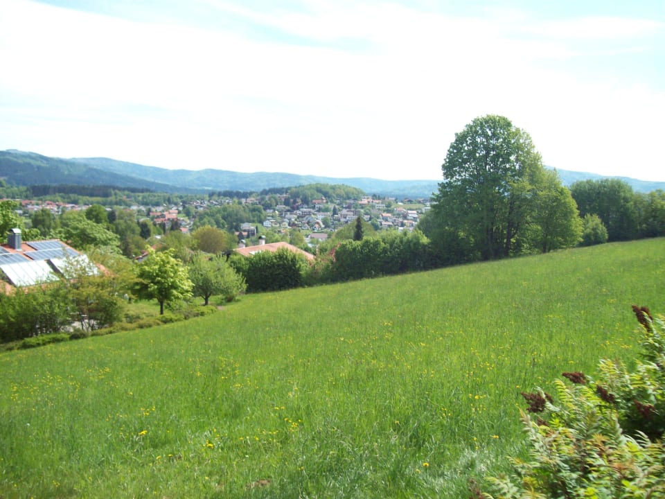Blick von liegewiese auf die Stadt Landhotel Magdalenenhof