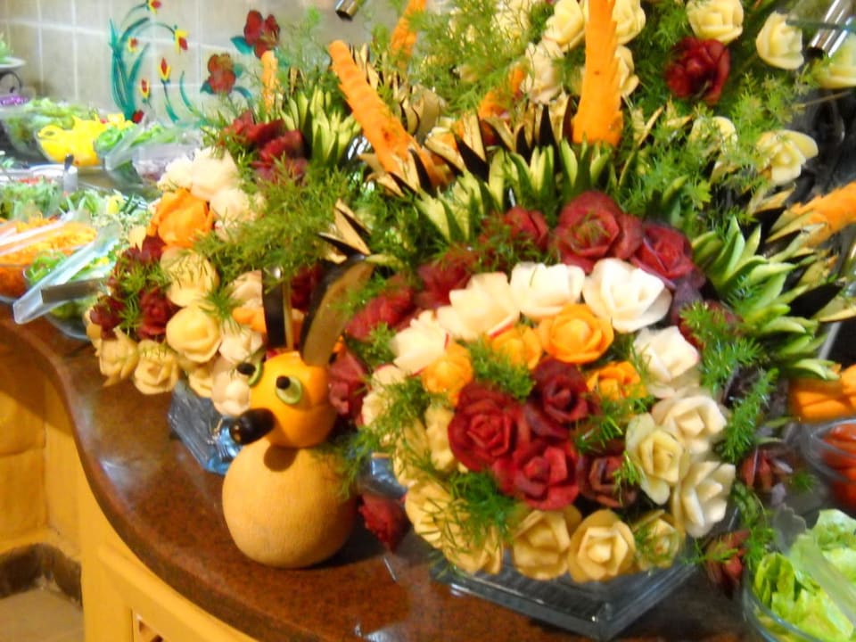 Hübsche Deko aus Gemüse Pickalbatros Alf Leila Wa Leila Resort - Neverland Hurghada