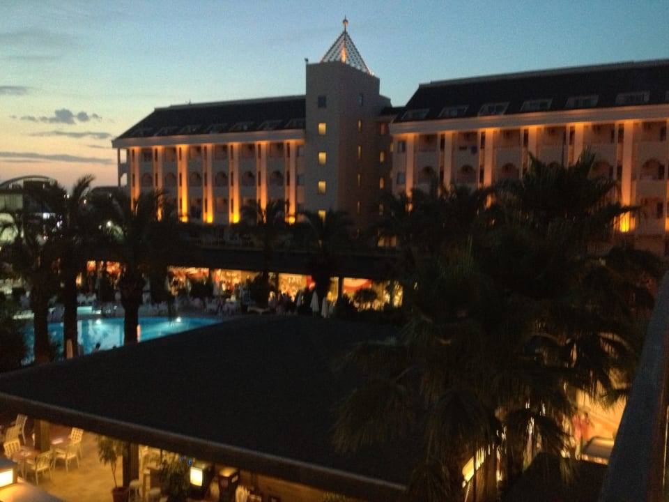 Hauptgebäude bei Sonnenuntergang Calimera Hane Garden