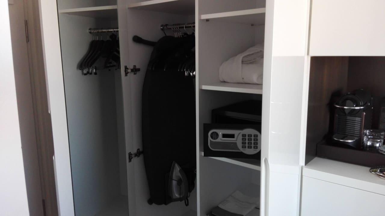 "Blick in den Schrank" Scandic Frankfurt Museumsufer (Frankfurt am Main