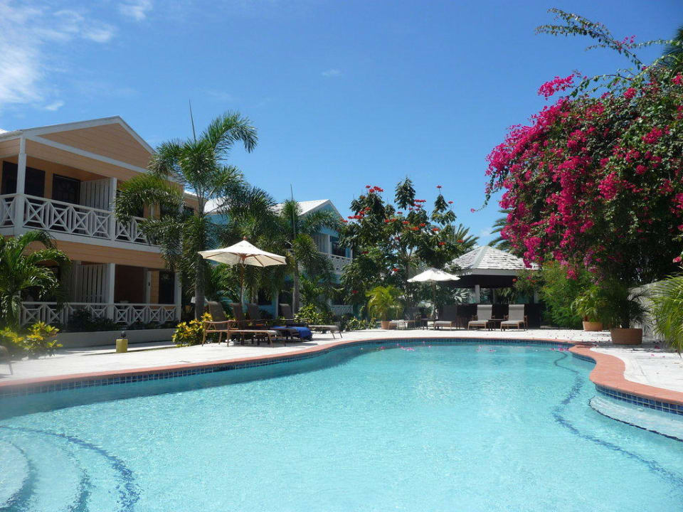 La piscina Hotel Buccaneer Beach Club