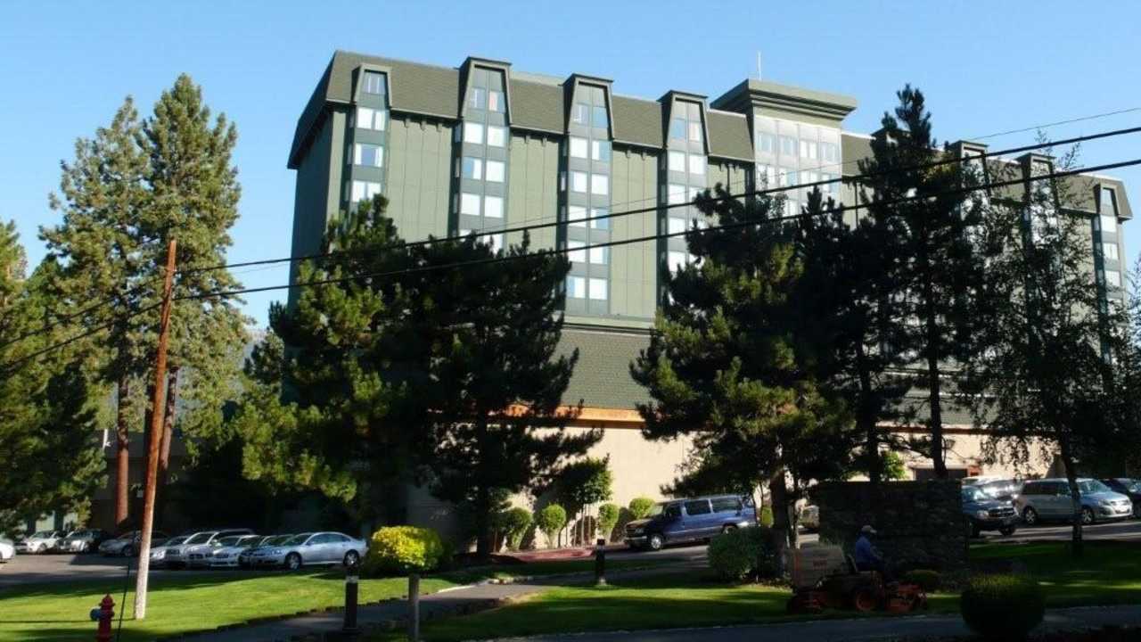 Blick von der Einfahrt auf das Hotel Hotel Hyatt Regency Lake Tahoe Resort, Spa and Casino