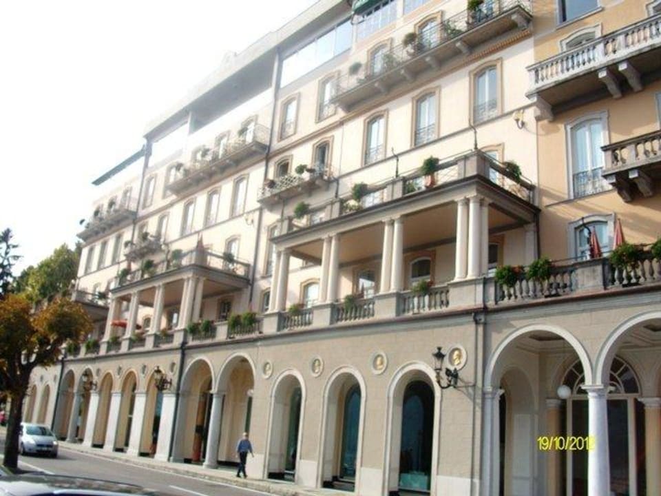 Außenansicht von der Hauptstrasse aus Grand Hotel Cadenabbia