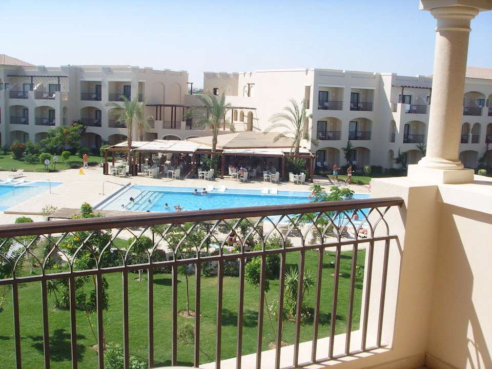 Pool und kleine Poolbar JAZ Aquamarine Resort
