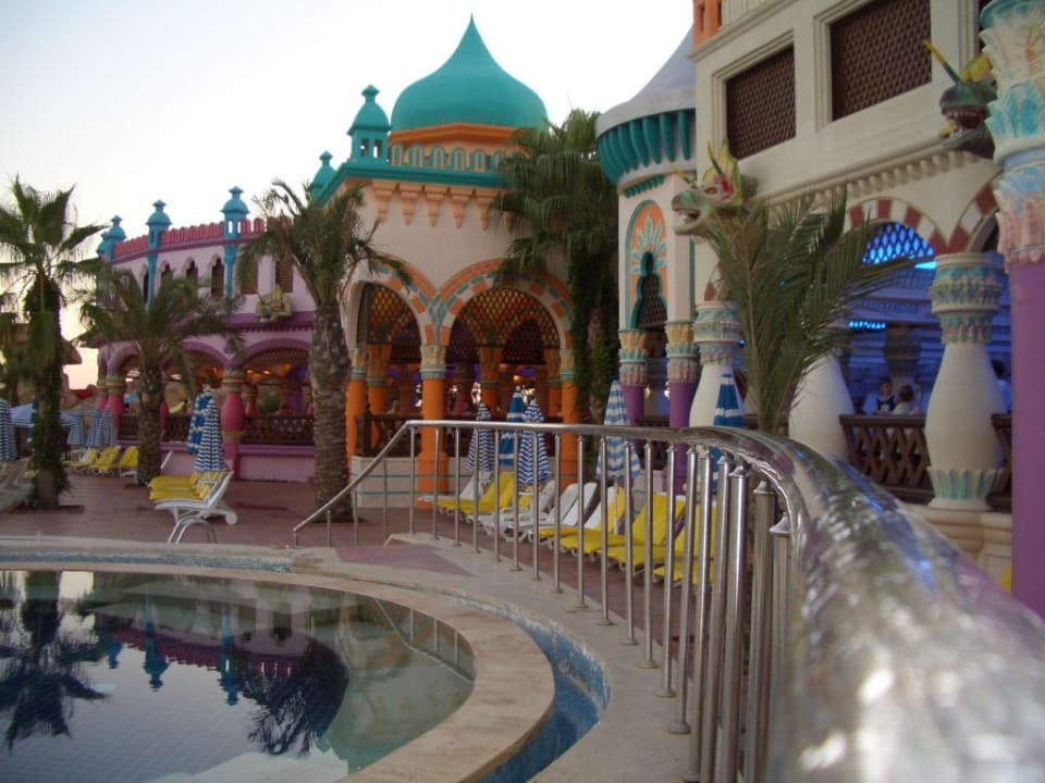 Pool Kamelya Aishen Club