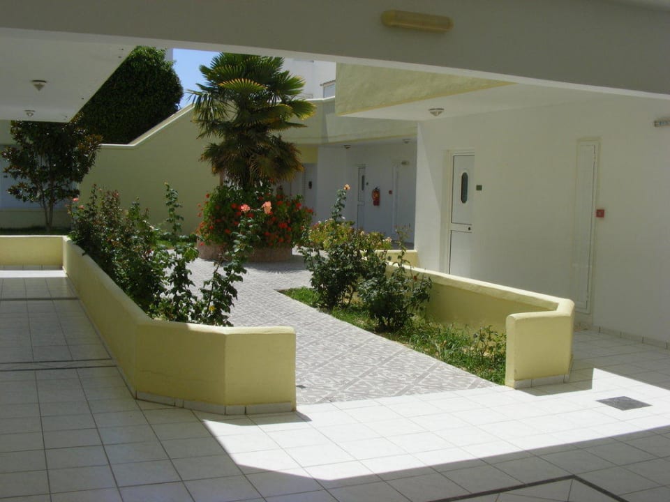 Weg zu den Unterkünften Ilios K Village Resort