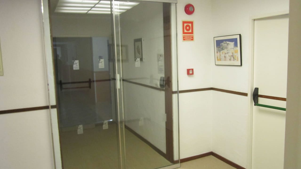 Auf dem Flur vor der Glastür azuLine Hotel Bergantin