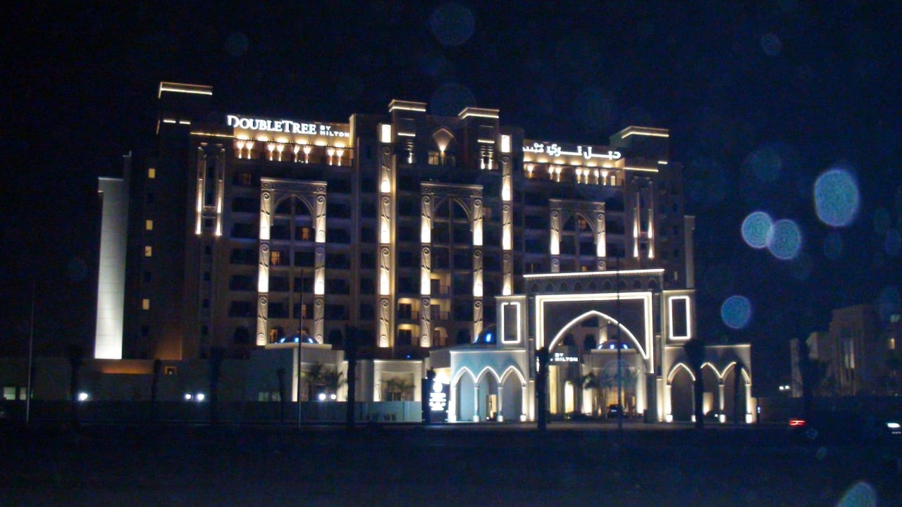 Eingang bei Nacht DoubleTree by Hilton Resort & Spa Marjan Island