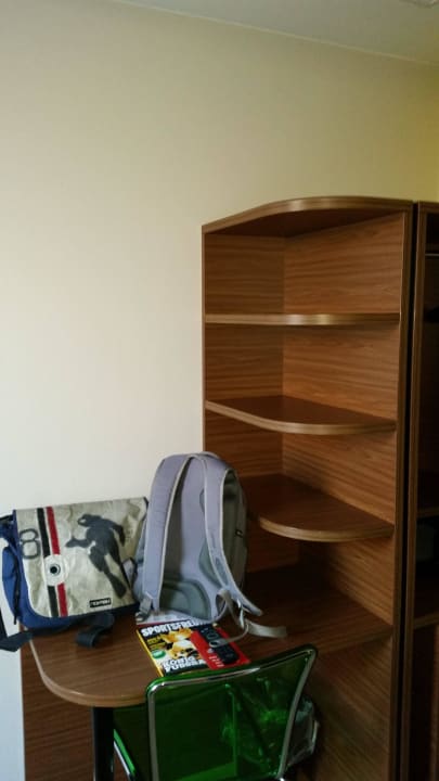 Minischreibtisch und Schrank aletto Hotel Kudamm