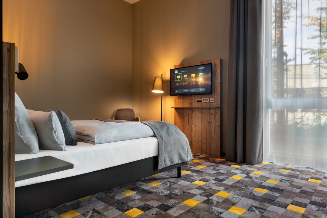 Zimmer Holiday Inn - the niu, Timber Esslingen