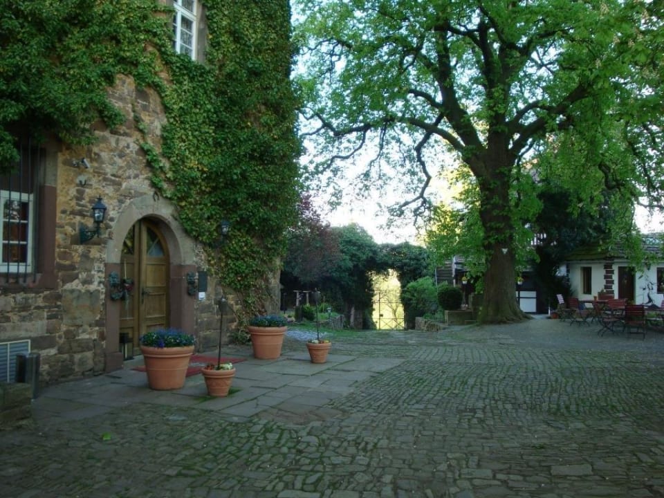 Links das Haupthaus Burghotel Trendelburg