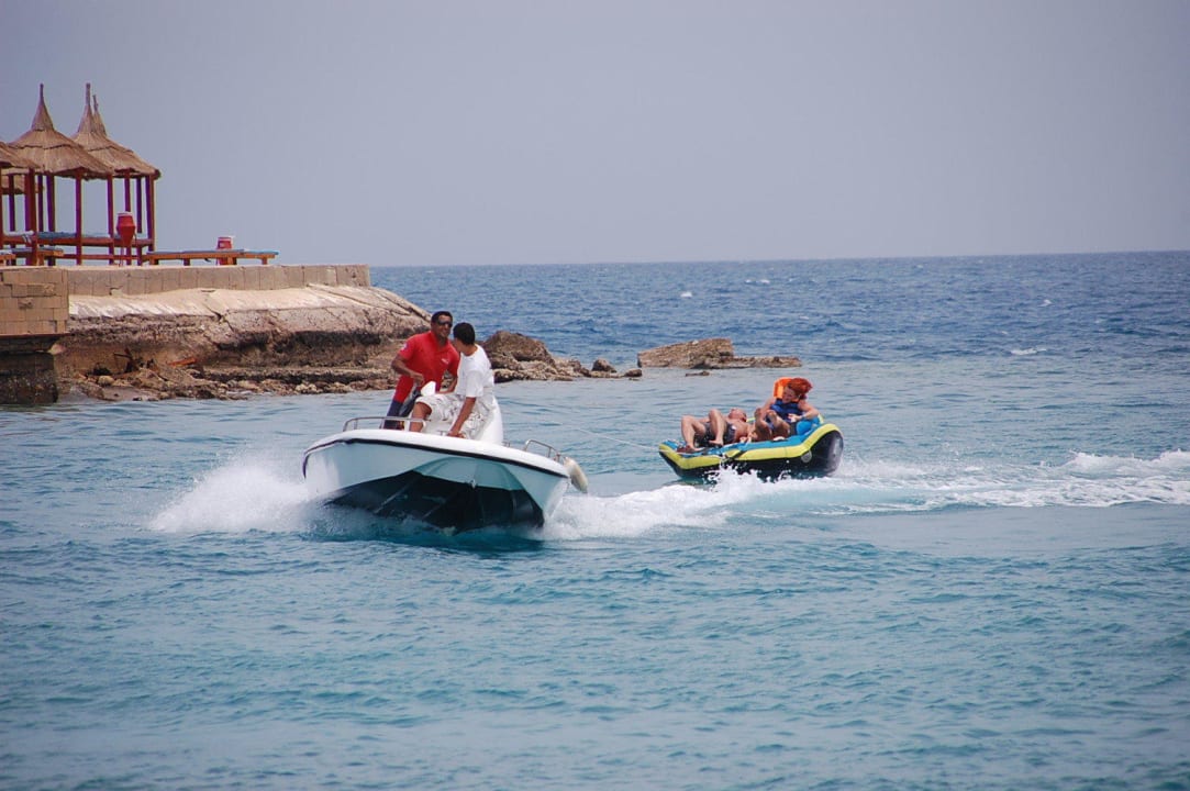 Rambo beim Funboot fahren Beach Albatros Resort