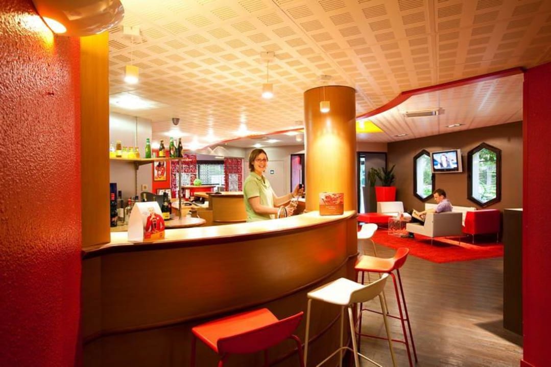 Le bar Hotel Ibis Cergy Pontoise Le Port