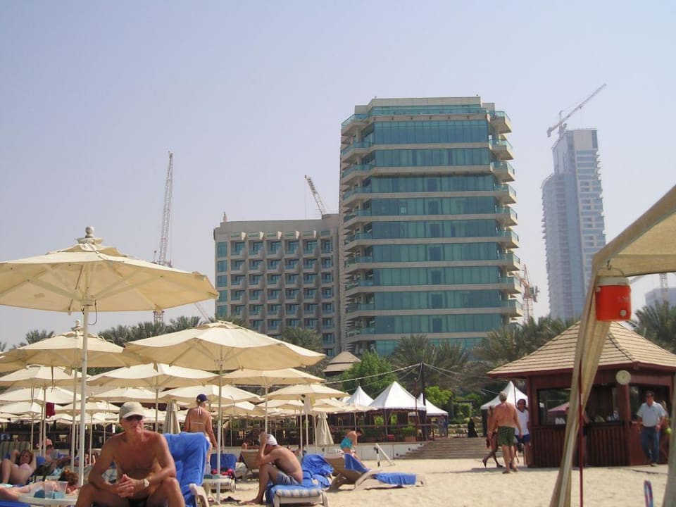 Hotelgebäude vom Strand aus! Hilton Dubai Jumeirah