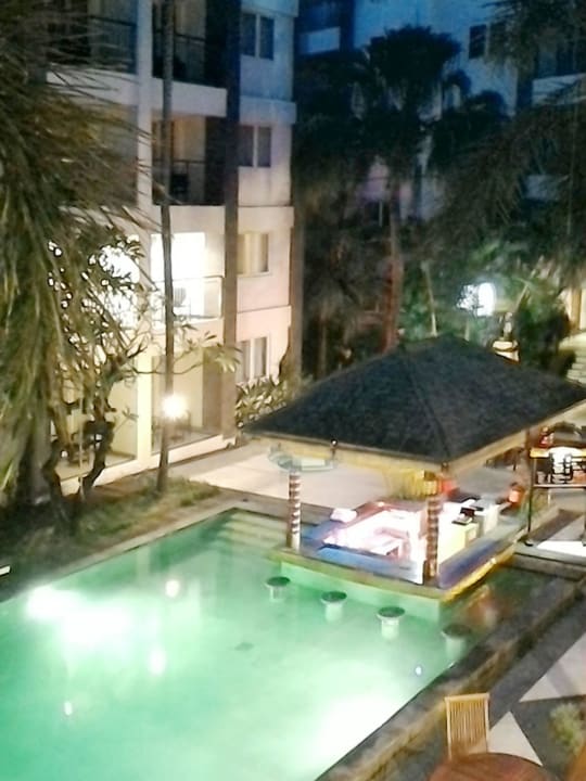 Pool am Abend Bali Kuta Resort