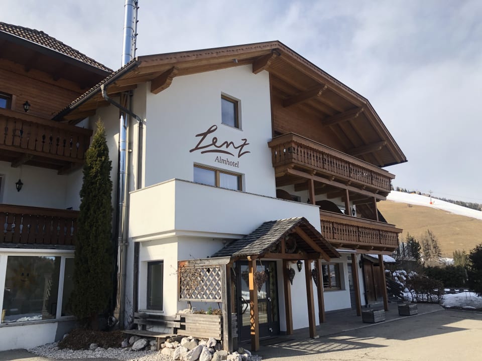 Außenansicht Almhotel Lenz