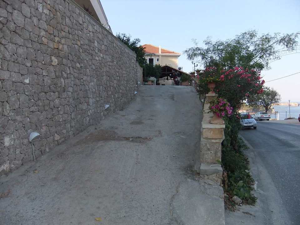 Die Zufahrtstrasse zum Hotel Hotel Philip