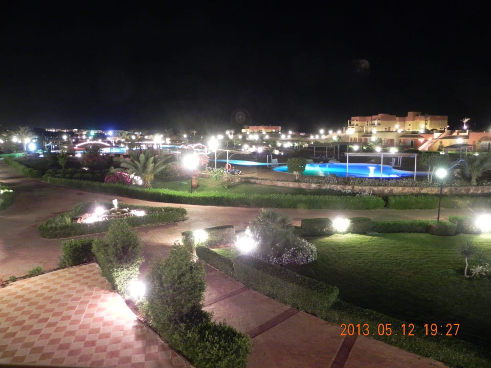 Poolanlage bei Nacht Malikia Resort Abu Dabbab
