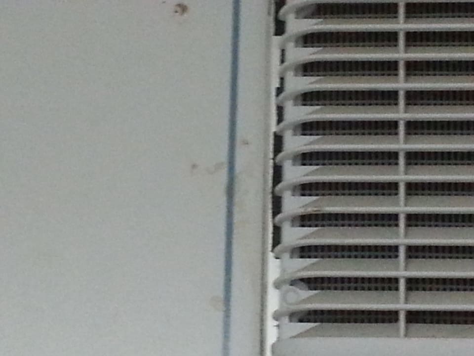 Schmutz an Fliesen neben Lüftung Aparthotel Costa Mar