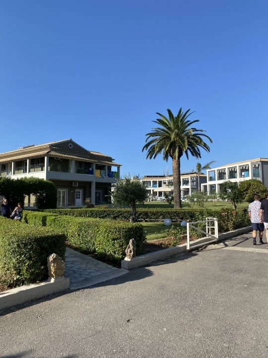 Gartenanlage Acharavi Beach Hotel