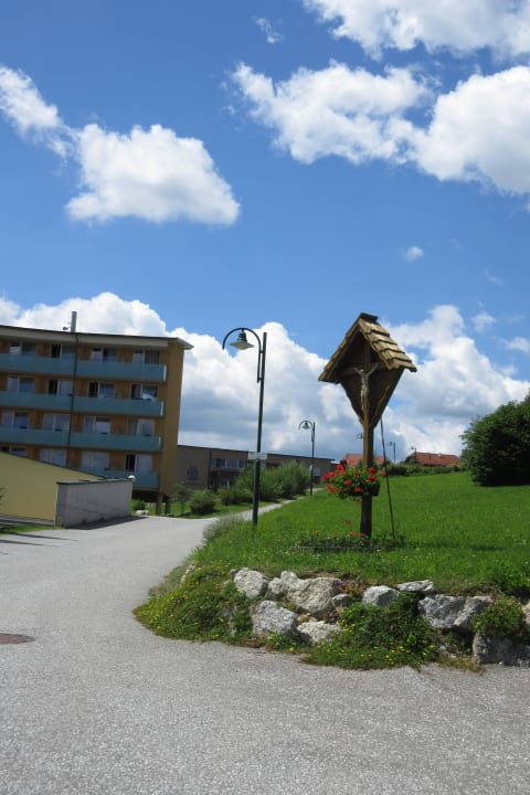 Vor der Hotelanlage Vivea Hotel Bad Traunstein