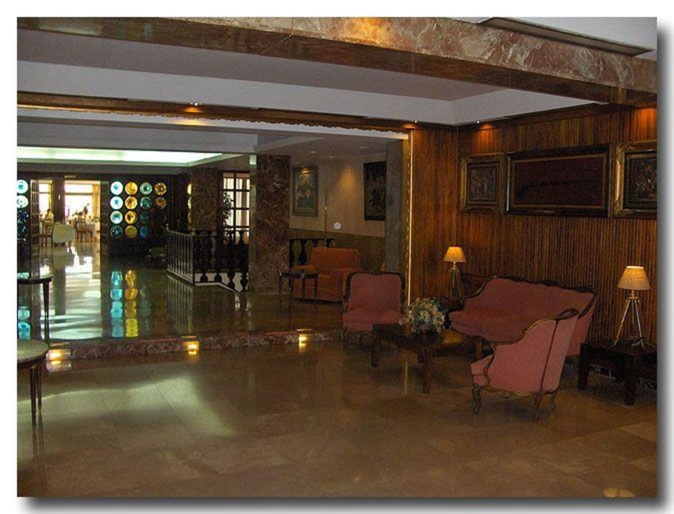 Hol przed restauracją Hotel Mirador