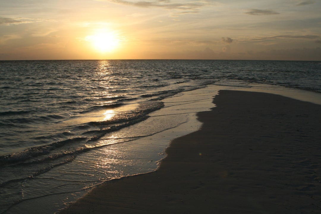 Strand am Ende der Insel Kuramathi Maldives