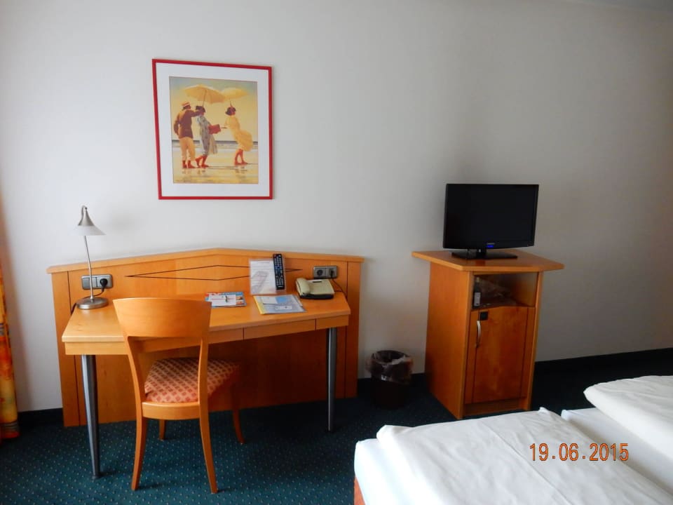 Schönes Schreibtisch und Fernseher Hotel Panorama Hamburg-Billstedt
