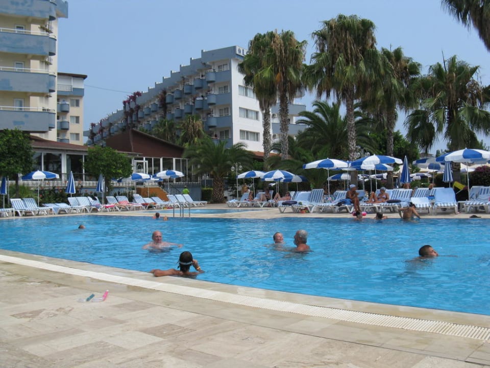 Animationspool von Block C Lonicera Resort & Spa Hotel