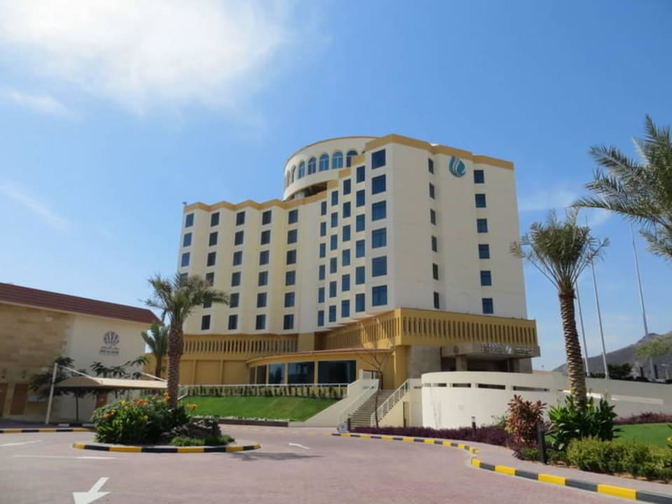 Das Hotel von der Auffahrt her Oceanic Khorfakkan Resort & Spa
