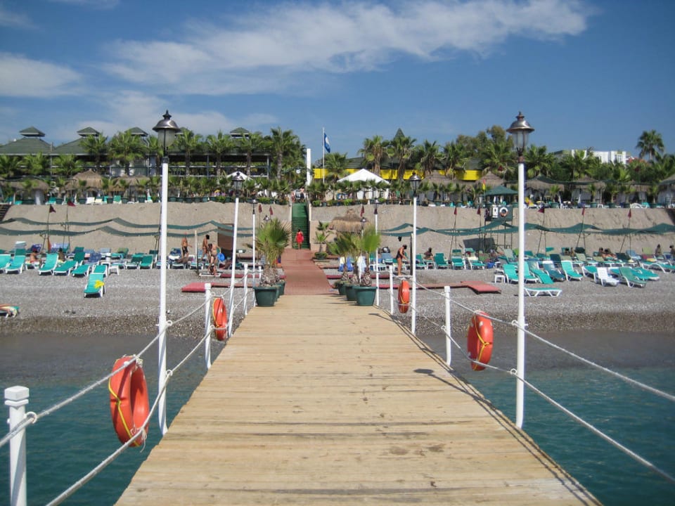 Blick vom Steg in Richtung Hotel/Strand Botanik Hotel & Resort