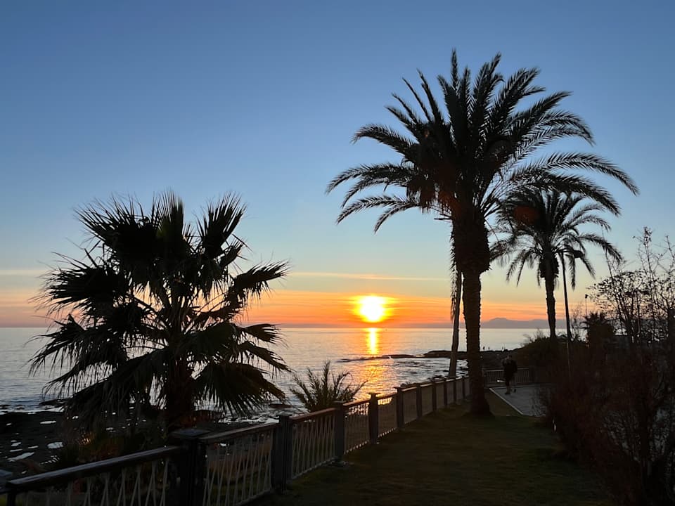 Strand Well Palace Side