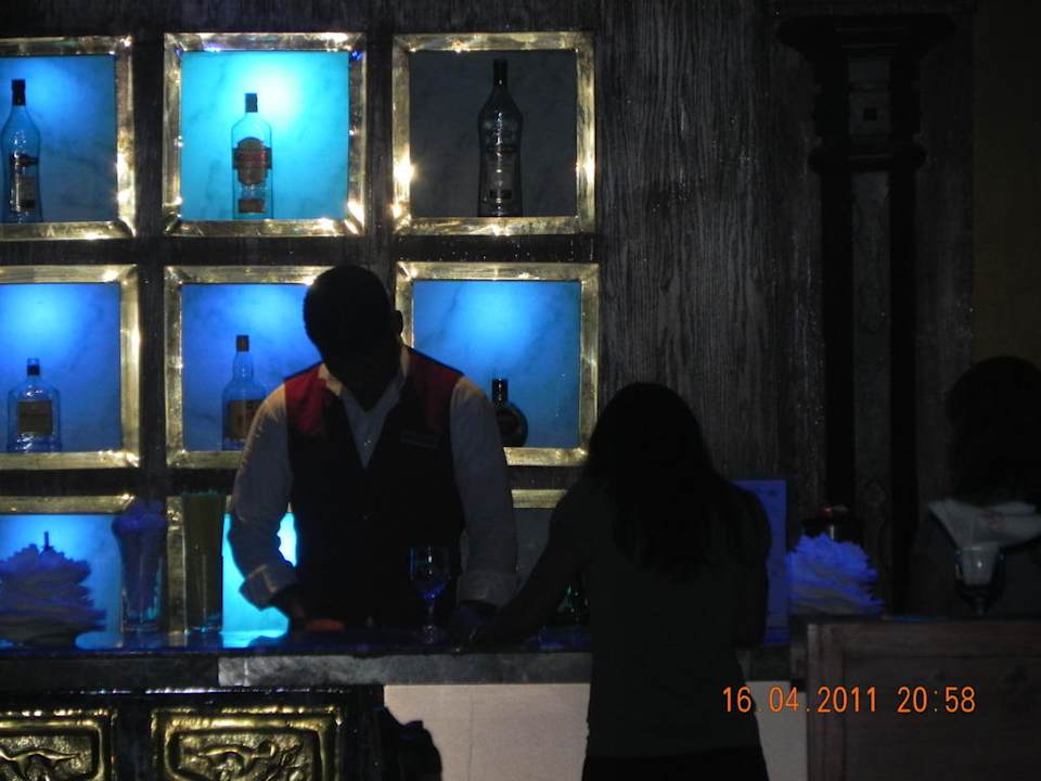 Netter Kellner in der 'Sehraya Bar'  Pickalbatros Alf Leila Wa Leila Resort - Neverland Hurghada