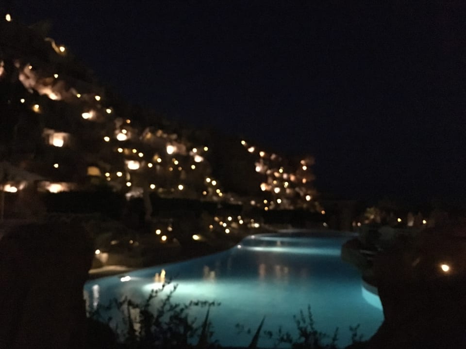 Die Anlage bei Nacht - Wunderschön Hotel Caves Beach Resort (Adults Only)