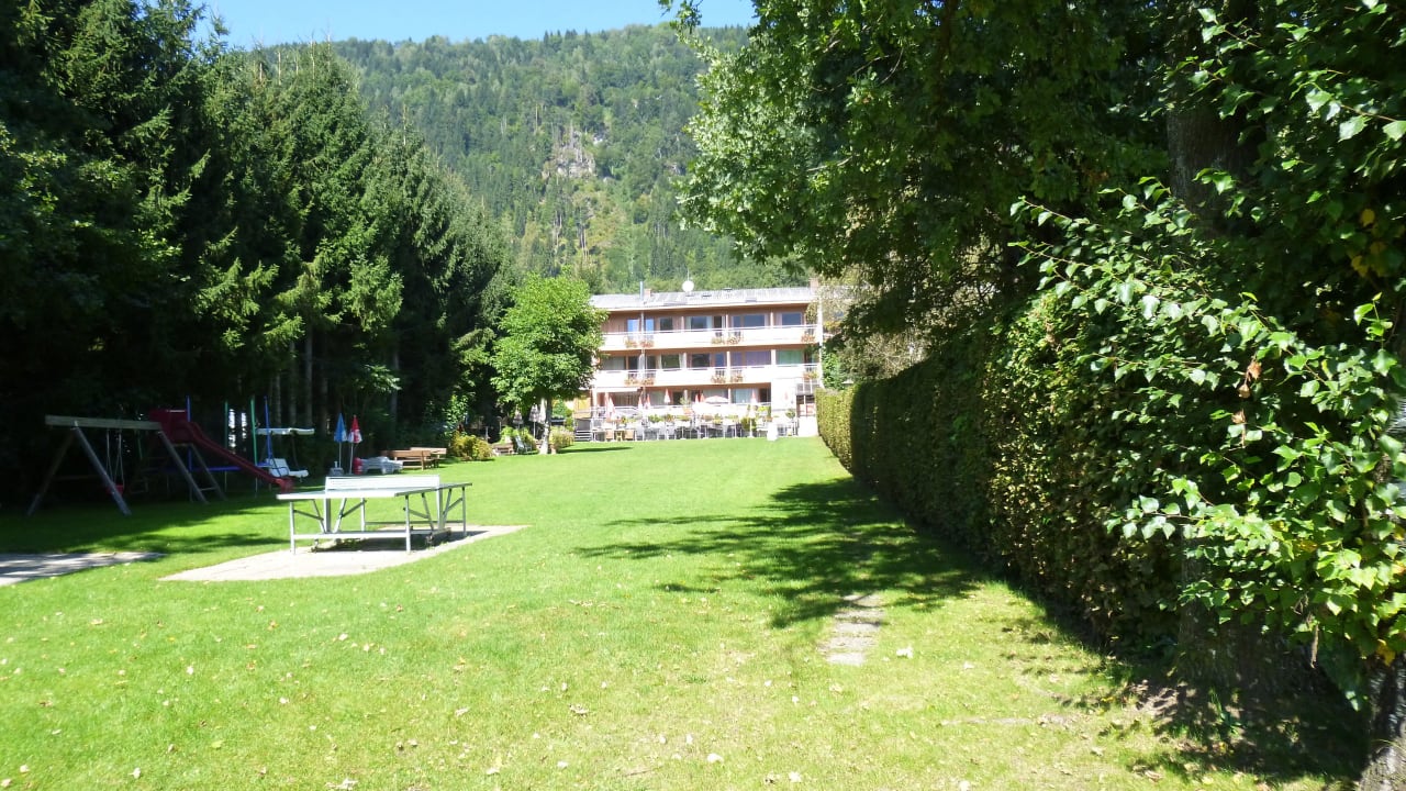 Hotelansicht von der Seeseite Gästehaus Hotel Schluga