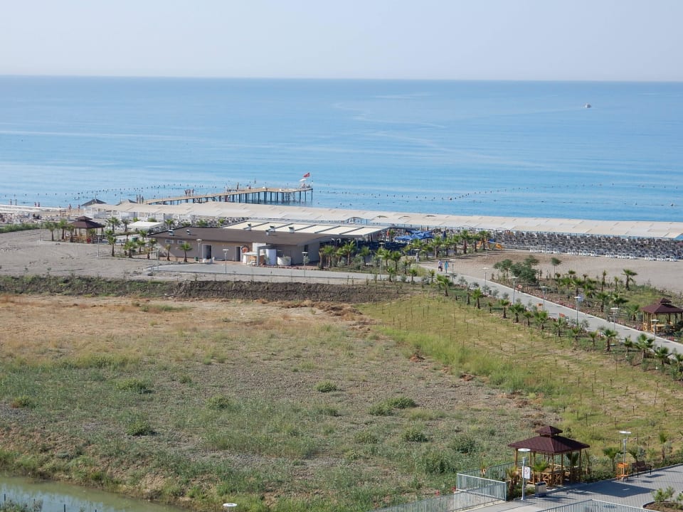 Blick vom Hotel zum Strand Sunmelia Beach Resort