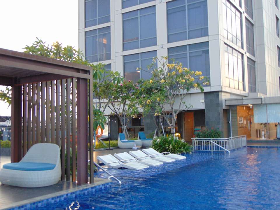 Pool Hilton Garden Inn Jakarta Taman Palem