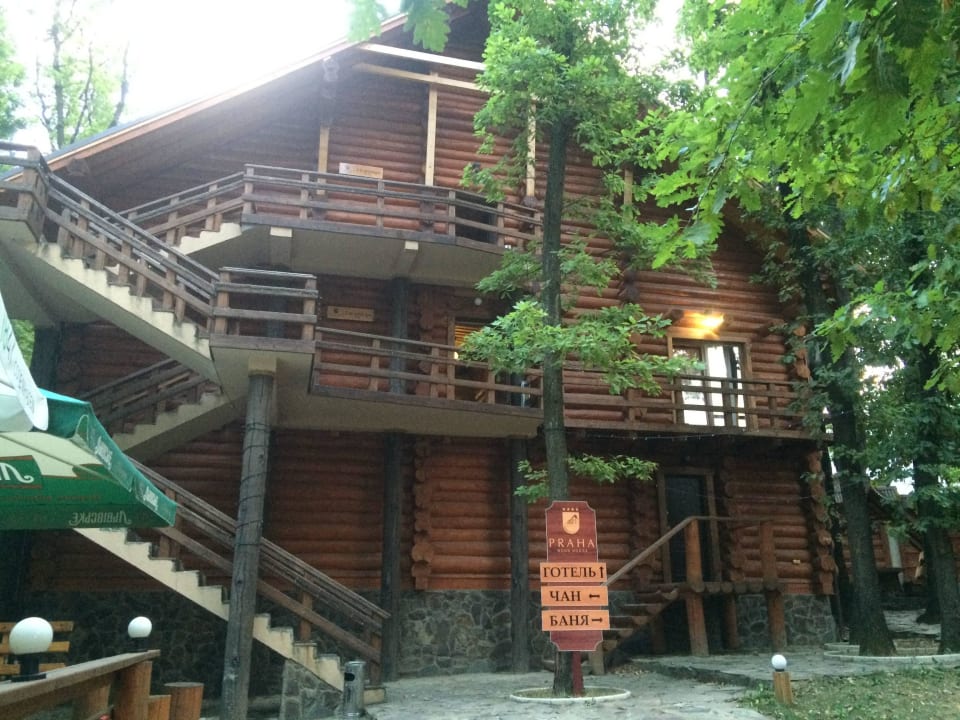 Hauptgebäude  Praha Wood House