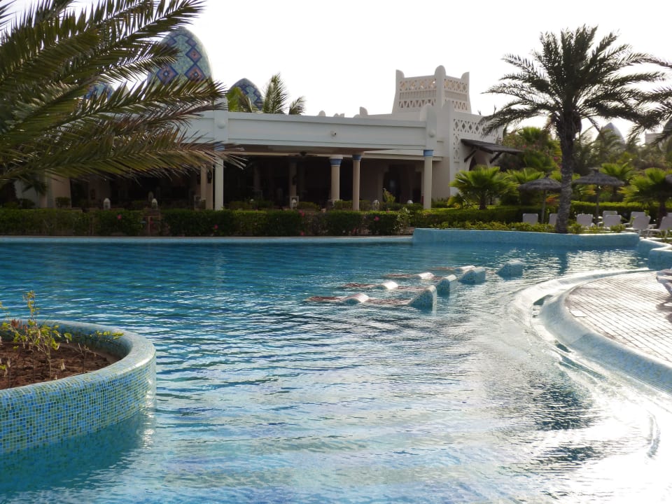 Pool und Poolrestaurant Hotel Riu Karamboa