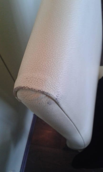 Kaputte abgenutzte Stühle  Hotel Höri am Bodensee