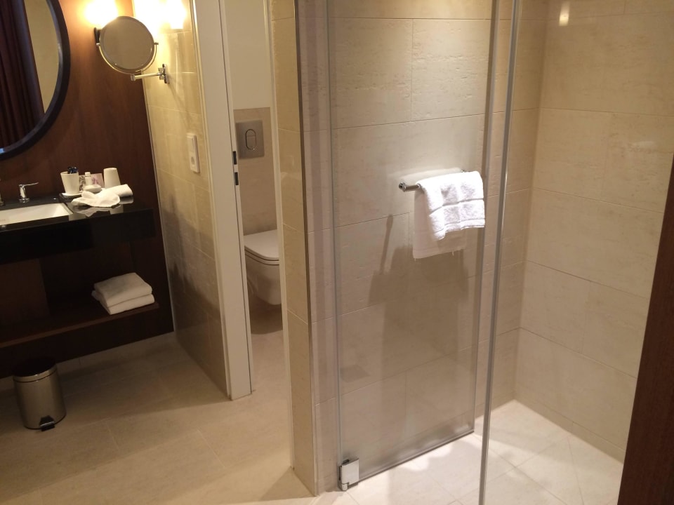 Schönes großes Badezimmer AMERON Hamburg Hotel Speicherstadt