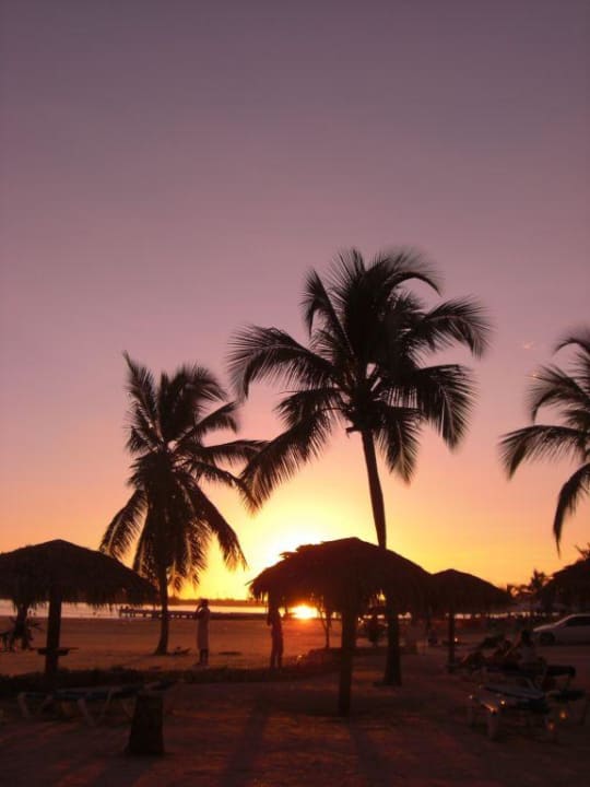 Sonnenuntergang am Hotelstrand BelleVue Dominican Bay