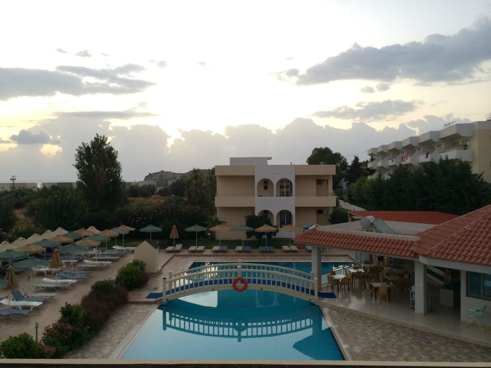 Blick vom Hauptgebaude auf Pool und Wohngebäude Hotel Memphis Beach
