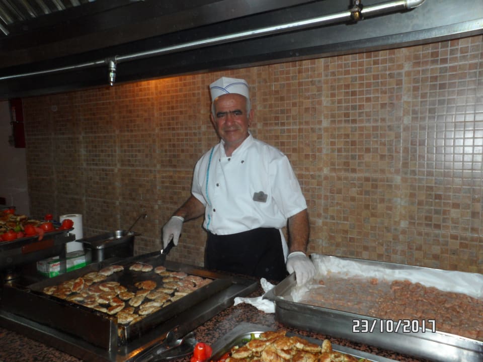 Koch Halil beim Abendessen Asteria Collection Side