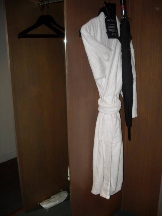 Bademantel und Regenschirm  Hotel The Spencer Ifsc