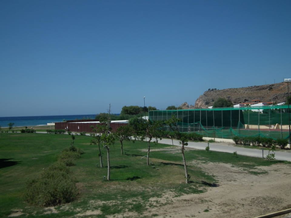 Widok na morze i boisko Lindos Princess Beach Resort & Spa